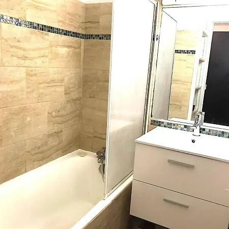 Studio 25m2 A Juan-les-pins Les Pieds Dans L'eau *