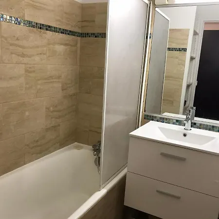 Studio 25m2 A Juan-les-pins Les Pieds Dans L'eau *